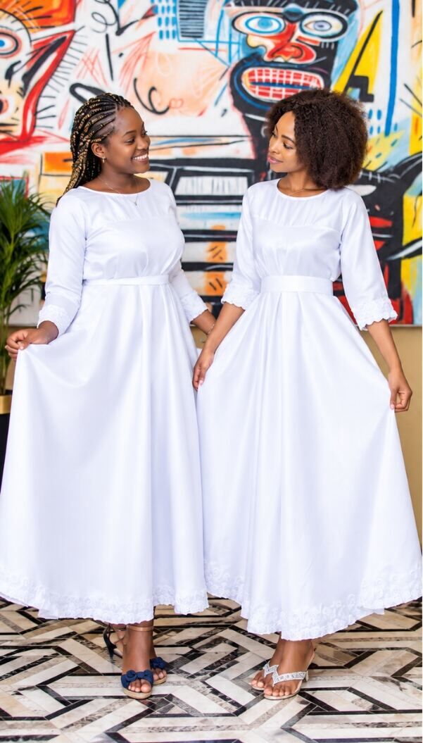 Deux femmes en robes longues blanches CIKA FAB